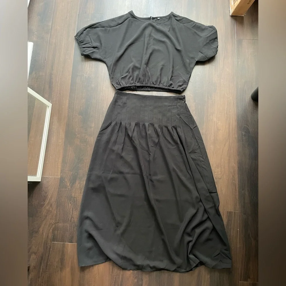 Crop Top and Pleated Skirt Set - Picture 3 of 7